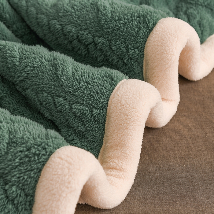 91家纺网 家纺一手货源 找家纺 印季家纺 2025秋冬新款三层夹棉加厚-塔肤绒毛毯毯子多功能盖毯 祖母绿