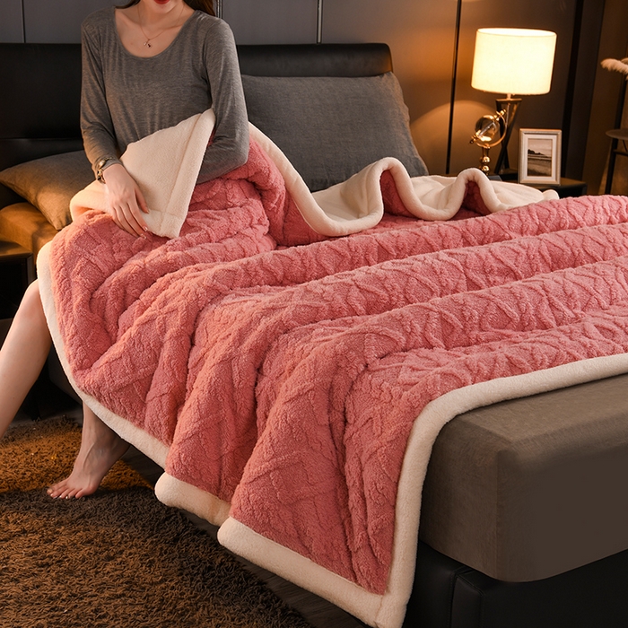 91家纺网 家纺一手货源 找家纺 印季家纺 2025秋冬新款三层夹棉加厚-塔肤绒毛毯毯子多功能盖毯 苏梅