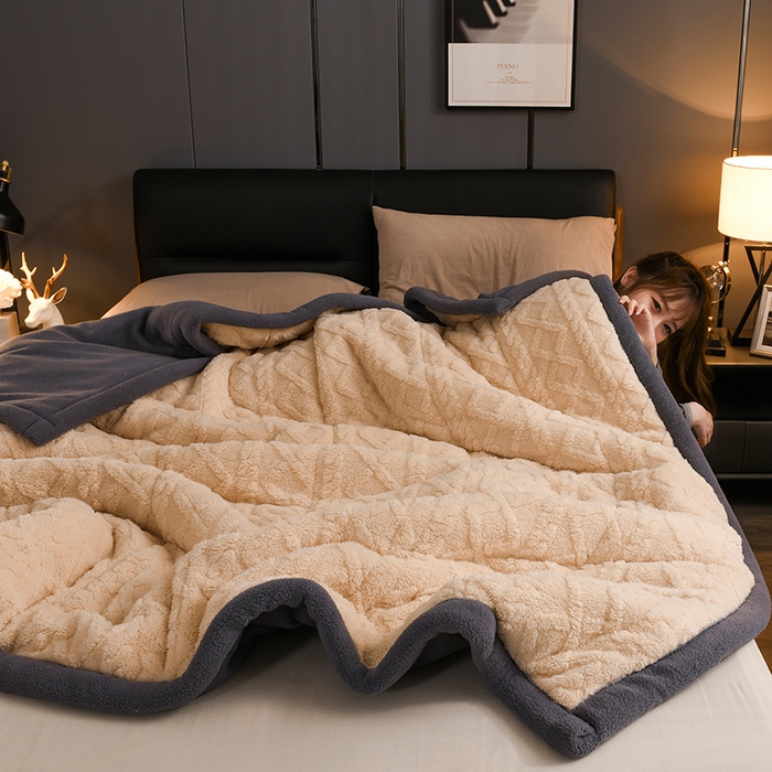 91家纺网 家纺一手货源 找家纺 印季家纺 2025秋冬新款三层夹棉加厚-塔肤绒毛毯毯子多功能盖毯 玉+灰