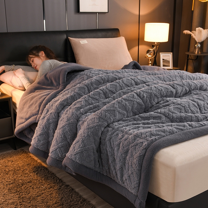 91家纺网 家纺一手货源 找家纺 印季家纺 2025秋冬新款三层夹棉加厚-塔肤绒毛毯毯子多功能盖毯 烟灰+灰