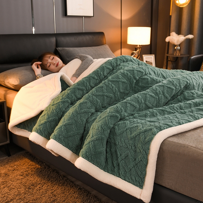 91家纺网 家纺一手货源 找家纺 印季家纺 2025秋冬新款三层夹棉加厚-塔肤绒毛毯毯子多功能盖毯 祖母绿