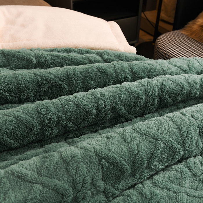 91家纺网 家纺一手货源 找家纺 印季家纺 2025秋冬新款三层夹棉加厚-塔肤绒毛毯毯子多功能盖毯 祖母绿
