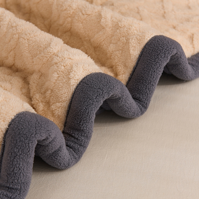 91家纺网 家纺一手货源 找家纺 印季家纺 2025秋冬新款三层夹棉加厚-塔肤绒毛毯毯子多功能盖毯 玉+灰