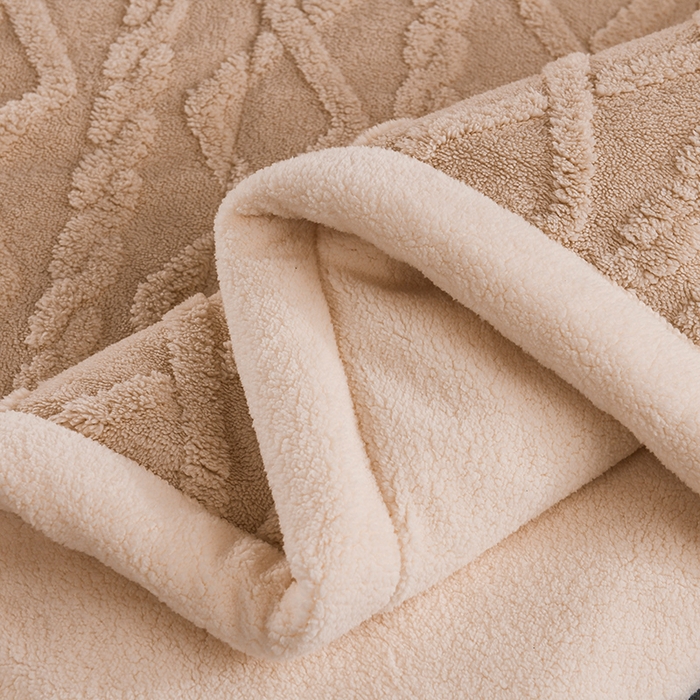 91家纺网 家纺一手货源 找家纺 印季家纺 2025秋冬新款三层夹棉加厚-塔肤绒毛毯毯子多功能盖毯 奶茶色