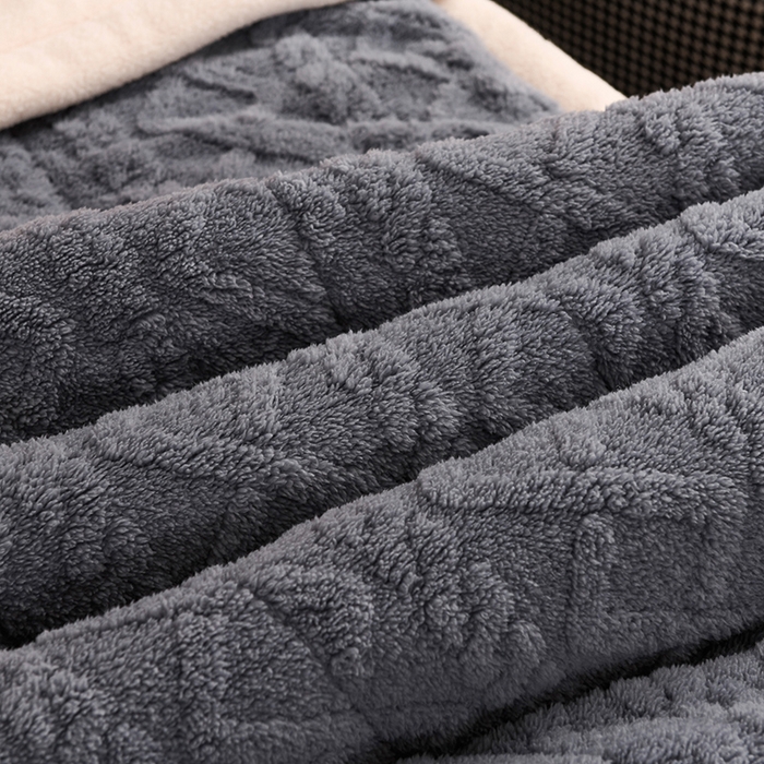 91家纺网 家纺一手货源 找家纺 印季家纺 2025秋冬新款三层夹棉加厚-塔肤绒毛毯毯子多功能盖毯 烟灰