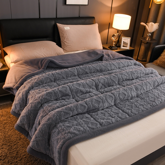 91家纺网 家纺一手货源 找家纺 印季家纺 2025秋冬新款三层夹棉加厚-塔肤绒毛毯毯子多功能盖毯 烟灰+灰