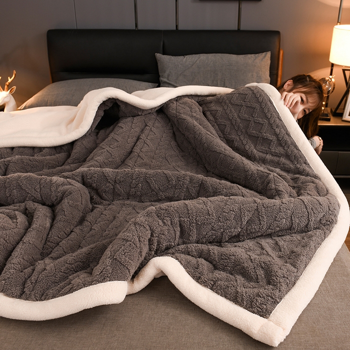 91家纺网 家纺一手货源 找家纺 印季家纺 2025秋冬新款三层夹棉加厚-塔肤绒毛毯毯子多功能盖毯 深咖