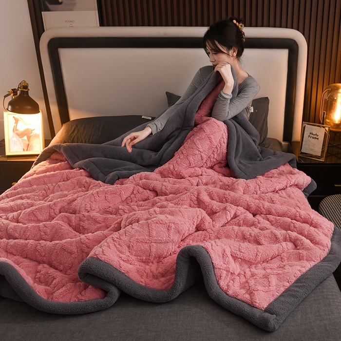 91家纺网 家纺一手货源 找家纺 印季家纺 2025秋冬新款三层夹棉加厚-塔肤绒毛毯毯子多功能盖毯 苏梅+灰