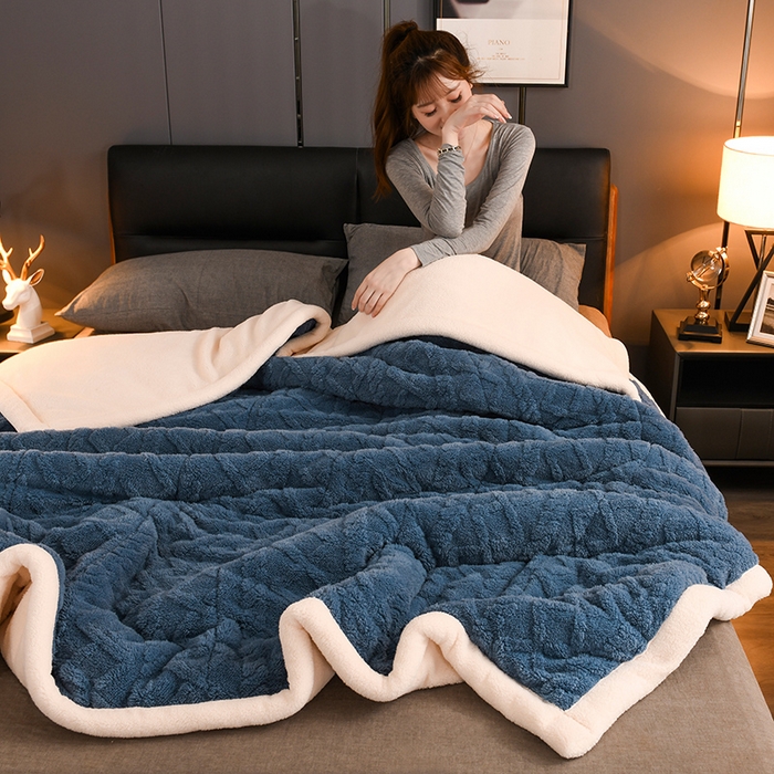 91家纺网 家纺一手货源 找家纺 印季家纺 2025秋冬新款三层夹棉加厚-塔肤绒毛毯毯子多功能盖毯 柔蓝