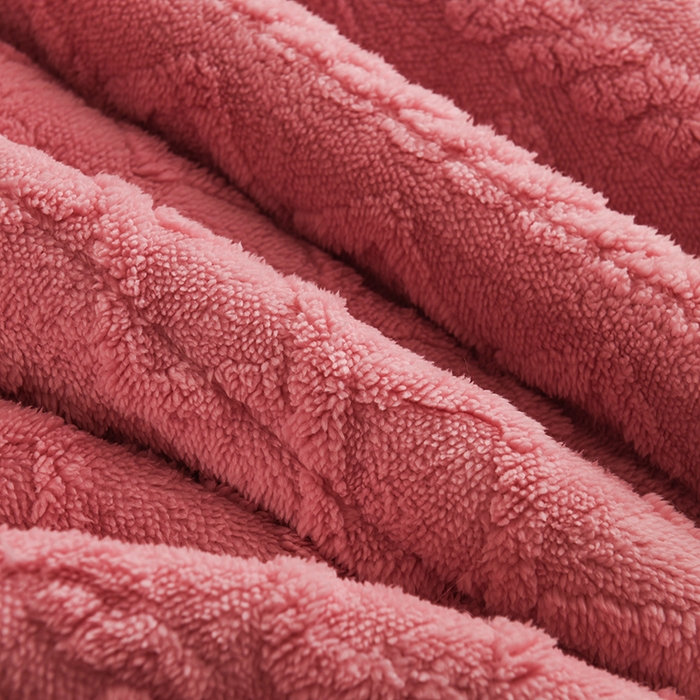 91家纺网 家纺一手货源 找家纺 印季家纺 2025秋冬新款三层夹棉加厚-塔肤绒毛毯毯子多功能盖毯 苏梅+灰