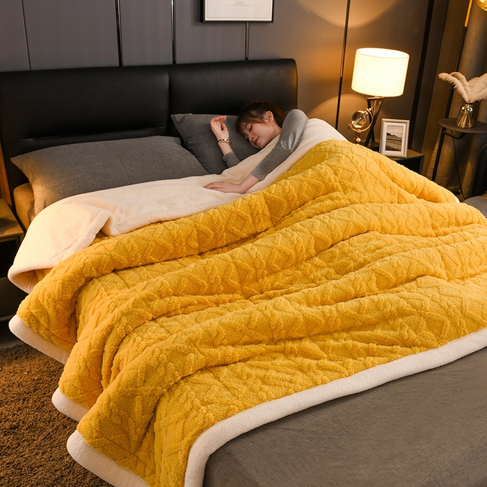 91家纺网 家纺一手货源 找家纺 印季家纺 2025秋冬新款三层夹棉加厚-塔肤绒毛毯毯子多功能盖毯 柠檬黄