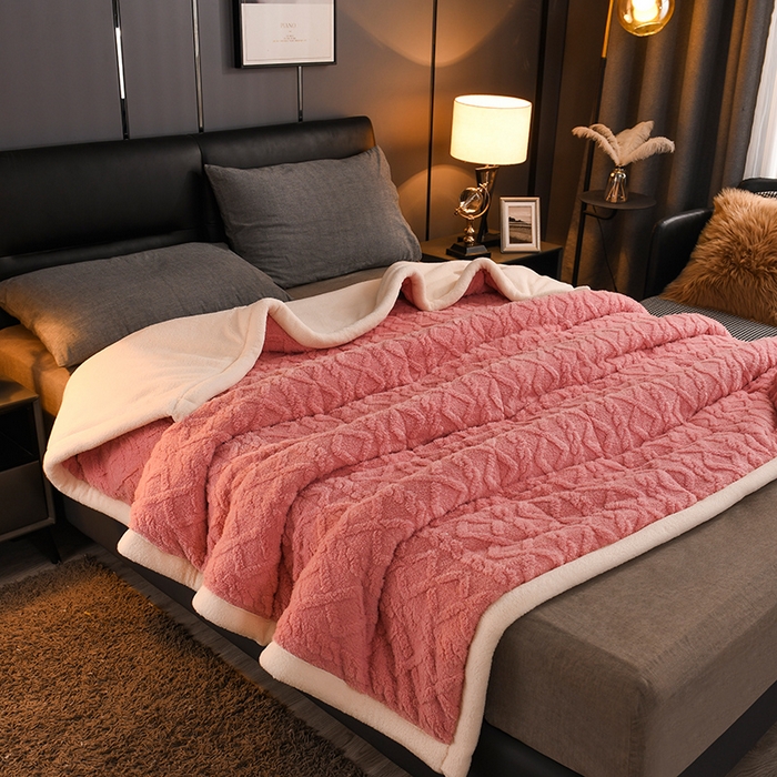 91家纺网 家纺一手货源 找家纺 印季家纺 2025秋冬新款三层夹棉加厚-塔肤绒毛毯毯子多功能盖毯 苏梅