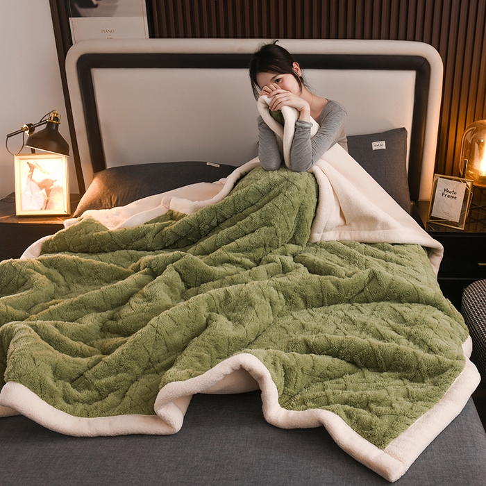 91家纺网 家纺一手货源 找家纺 印季家纺 2025秋冬新款三层夹棉加厚-塔肤绒毛毯毯子多功能盖毯 抹茶绿