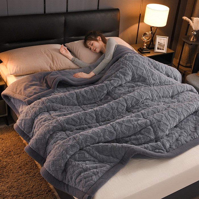 91家纺网 家纺一手货源 找家纺 印季家纺 2025秋冬新款三层夹棉加厚-塔肤绒毛毯毯子多功能盖毯 烟灰+灰