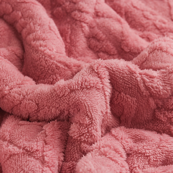 91家纺网 家纺一手货源 找家纺 印季家纺 2025秋冬新款三层夹棉加厚-塔肤绒毛毯毯子多功能盖毯 苏梅+灰