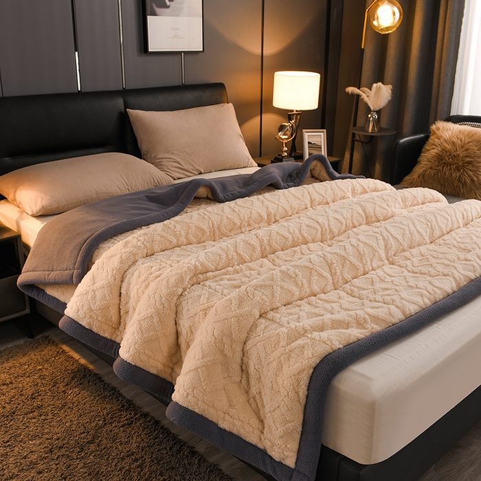 91家纺网 家纺一手货源 找家纺 印季家纺 2025秋冬新款三层夹棉加厚-塔肤绒毛毯毯子多功能盖毯 玉+灰