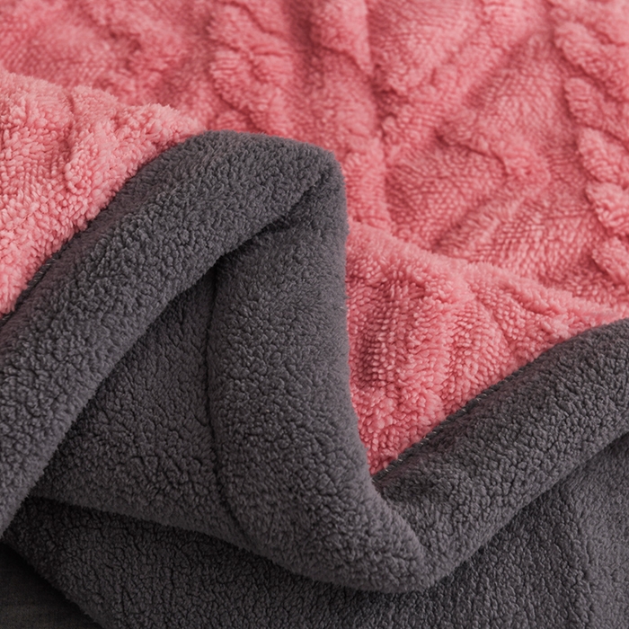 91家纺网 家纺一手货源 找家纺 印季家纺 2025秋冬新款三层夹棉加厚-塔肤绒毛毯毯子多功能盖毯 苏梅+灰