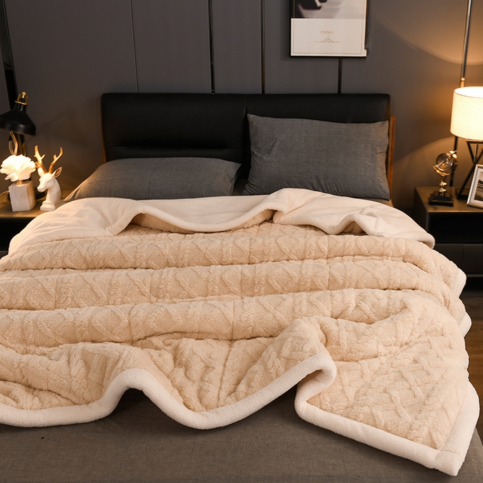 91家纺网 家纺一手货源 找家纺 印季家纺 2025秋冬新款三层夹棉加厚-塔肤绒毛毯毯子多功能盖毯 玉色