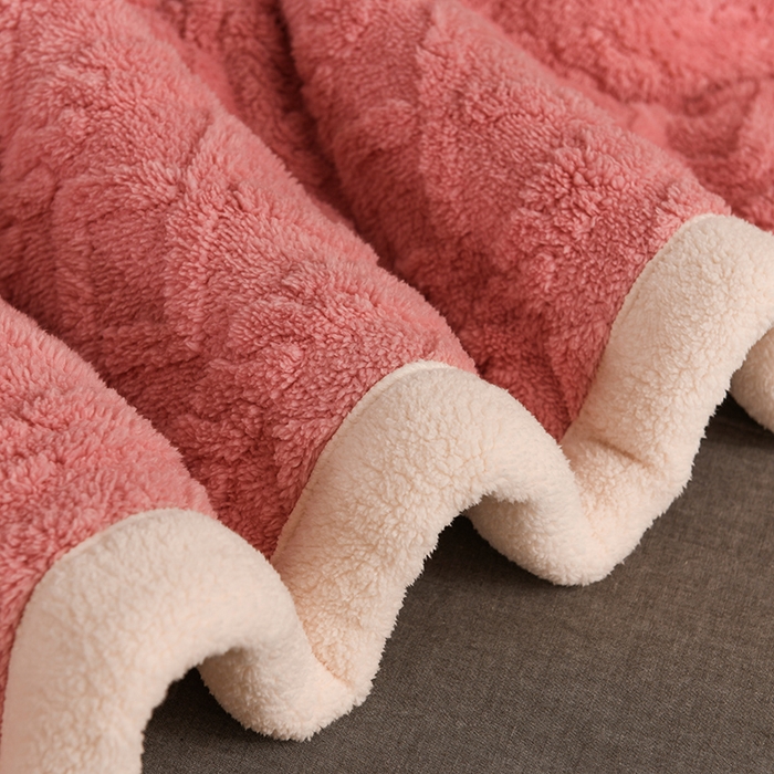 91家纺网 家纺一手货源 找家纺 印季家纺 2025秋冬新款三层夹棉加厚-塔肤绒毛毯毯子多功能盖毯 苏梅