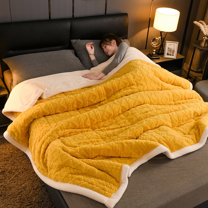 91家纺网 家纺一手货源 找家纺 印季家纺 2025秋冬新款三层夹棉加厚-塔肤绒毛毯毯子多功能盖毯 柠檬黄
