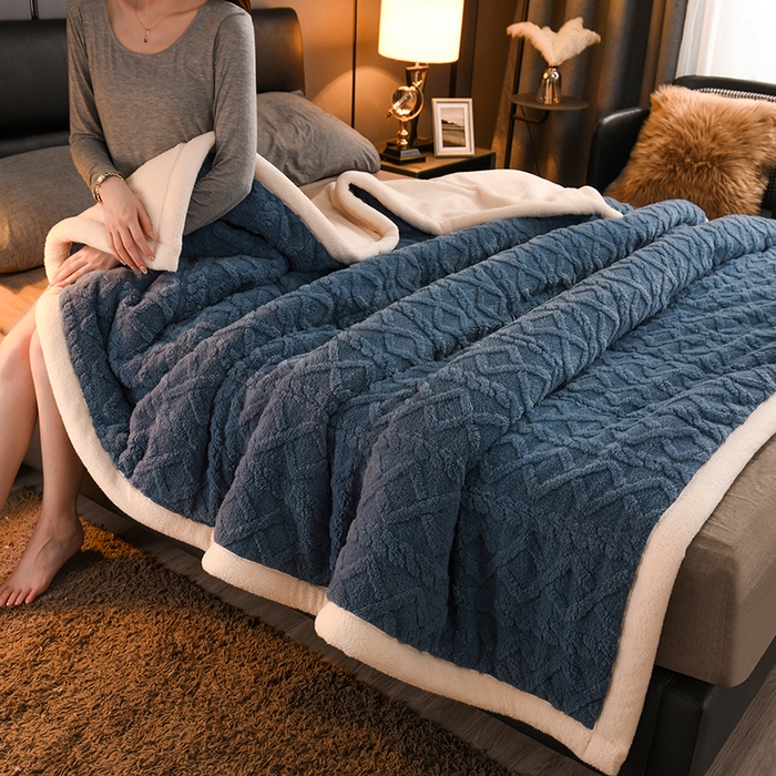 91家纺网 家纺一手货源 找家纺 印季家纺 2025秋冬新款三层夹棉加厚-塔肤绒毛毯毯子多功能盖毯 柔蓝