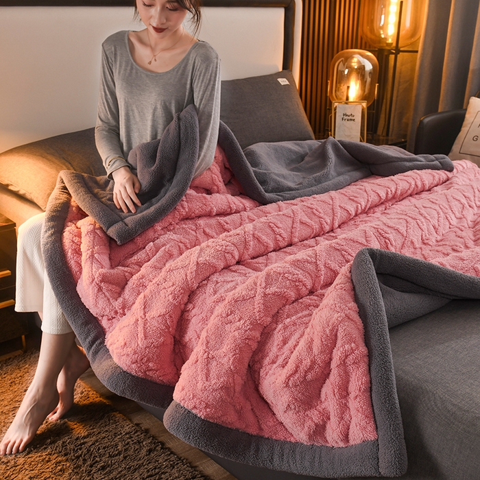 91家纺网 家纺一手货源 找家纺 印季家纺 2025秋冬新款三层夹棉加厚-塔肤绒毛毯毯子多功能盖毯 苏梅+灰