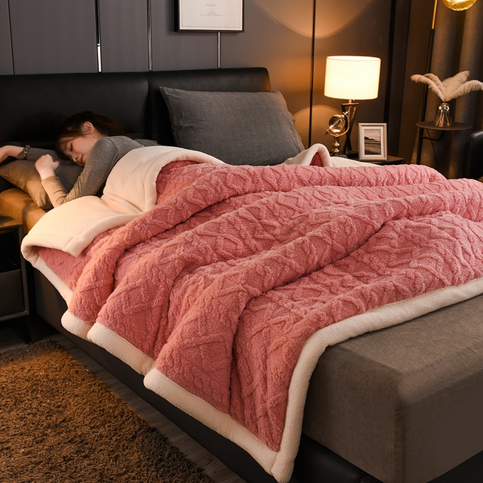 91家纺网 家纺一手货源 找家纺 印季家纺 2025秋冬新款三层夹棉加厚-塔肤绒毛毯毯子多功能盖毯 苏梅