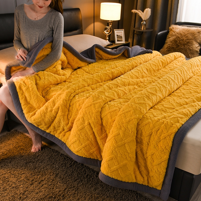 91家纺网 家纺一手货源 找家纺 印季家纺 2025秋冬新款三层夹棉加厚-塔肤绒毛毯毯子多功能盖毯 柠檬黄+灰