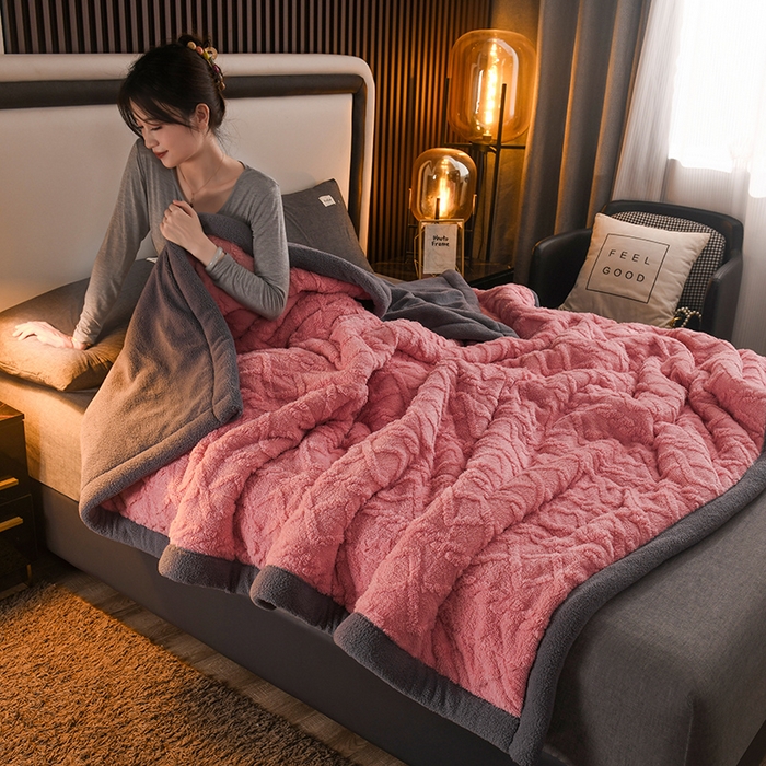 91家纺网 家纺一手货源 找家纺 印季家纺 2025秋冬新款三层夹棉加厚-塔肤绒毛毯毯子多功能盖毯 苏梅+灰