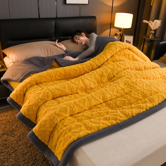 91家纺网 家纺一手货源 找家纺 印季家纺 2025秋冬新款三层夹棉加厚-塔肤绒毛毯毯子多功能盖毯 柠檬黄+灰