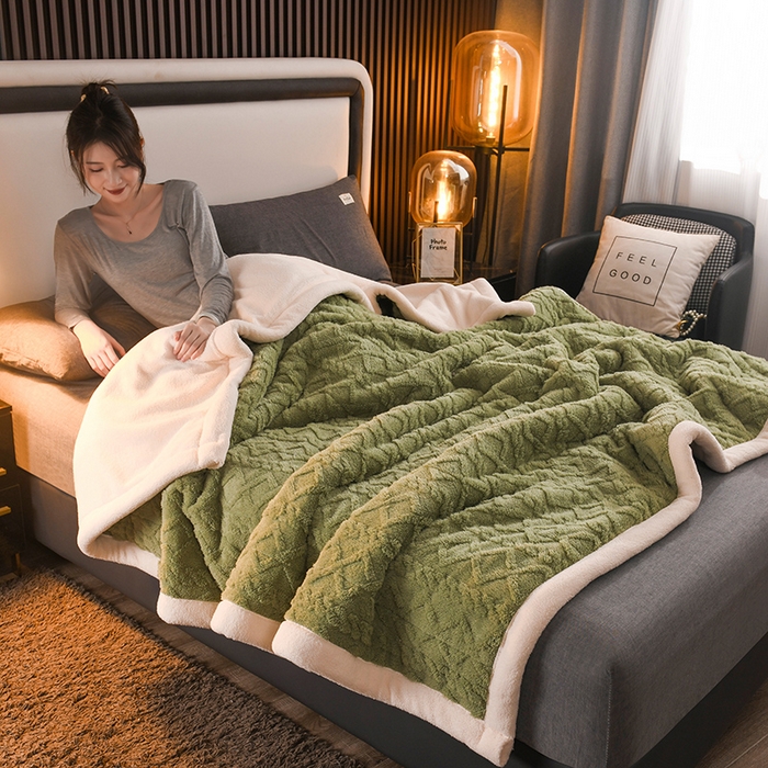 91家纺网 家纺一手货源 找家纺 印季家纺 2025秋冬新款三层夹棉加厚-塔肤绒毛毯毯子多功能盖毯 抹茶绿
