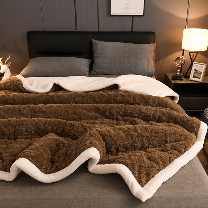 91家纺网 家纺一手货源 找家纺 印季家纺 2025秋冬新款三层夹棉加厚-塔肤绒毛毯毯子多功能盖毯 奶茶棕