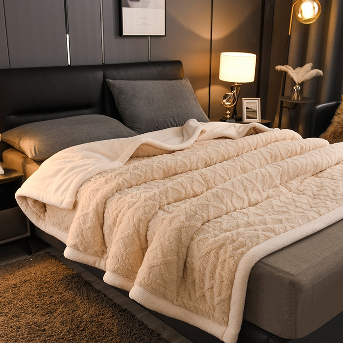 91家纺网 家纺一手货源 找家纺 印季家纺 2025秋冬新款三层夹棉加厚-塔肤绒毛毯毯子多功能盖毯 玉色