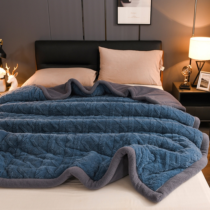 91家纺网 家纺一手货源 找家纺 印季家纺 2025秋冬新款三层夹棉加厚-塔肤绒毛毯毯子多功能盖毯 柔蓝+灰