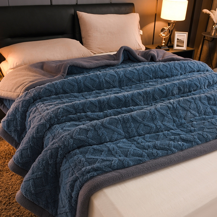 91家纺网 家纺一手货源 找家纺 印季家纺 2025秋冬新款三层夹棉加厚-塔肤绒毛毯毯子多功能盖毯 柔蓝+灰