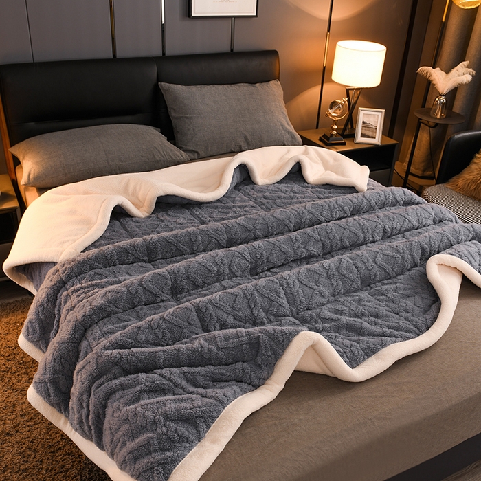 91家纺网 家纺一手货源 找家纺 印季家纺 2025秋冬新款三层夹棉加厚-塔肤绒毛毯毯子多功能盖毯 烟灰
