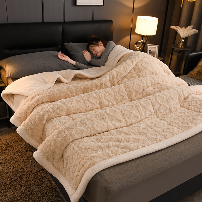 91家纺网 家纺一手货源 找家纺 印季家纺 2025秋冬新款三层夹棉加厚-塔肤绒毛毯毯子多功能盖毯 玉色