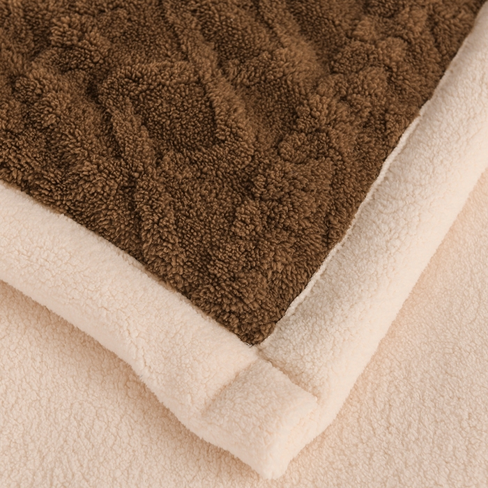 91家纺网 家纺一手货源 找家纺 印季家纺 2025秋冬新款三层夹棉加厚-塔肤绒毛毯毯子多功能盖毯 奶茶棕