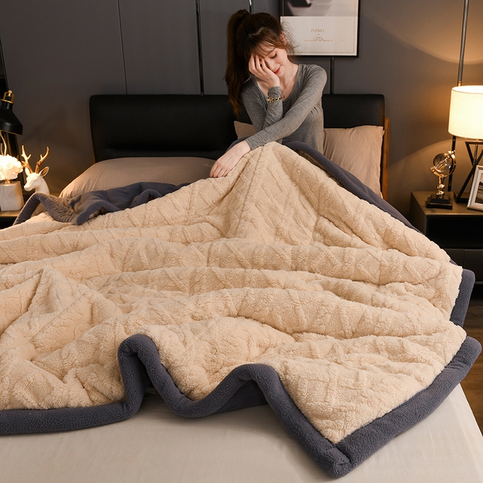 91家纺网 家纺一手货源 找家纺 印季家纺 2025秋冬新款三层夹棉加厚-塔肤绒毛毯毯子多功能盖毯 玉+灰