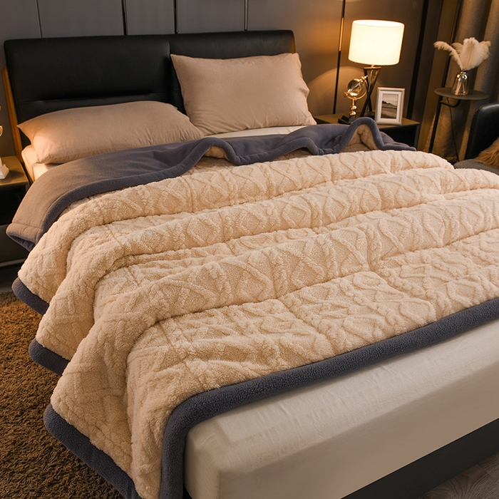 91家纺网 家纺一手货源 找家纺 印季家纺 2025秋冬新款三层夹棉加厚-塔肤绒毛毯毯子多功能盖毯 玉+灰