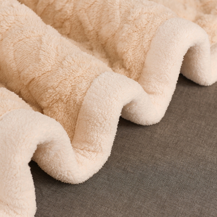 91家纺网 家纺一手货源 找家纺 印季家纺 2025秋冬新款三层夹棉加厚-塔肤绒毛毯毯子多功能盖毯 玉色