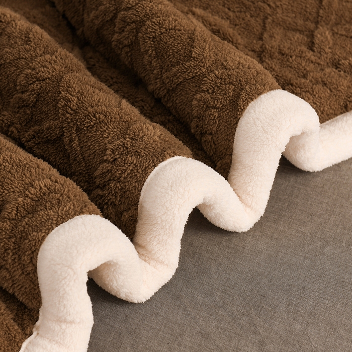 91家纺网 家纺一手货源 找家纺 印季家纺 2025秋冬新款三层夹棉加厚-塔肤绒毛毯毯子多功能盖毯 奶茶棕