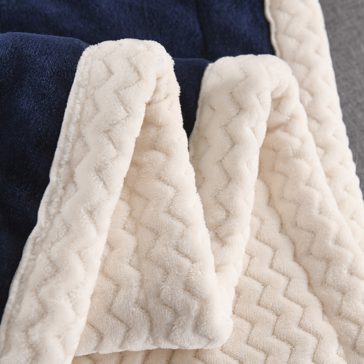 91家纺网 家纺一手货源 找家纺 印季家纺 2025秋冬新款三层夹棉加厚复合贝贝绒毛毯毯子多功能盖毯 宝蓝+白