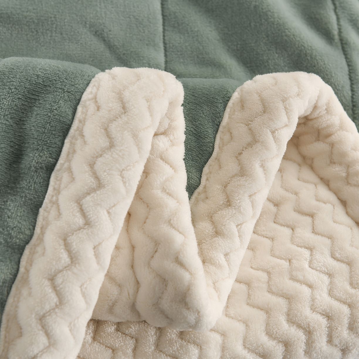 91家纺网 家纺一手货源 找家纺 印季家纺 2025秋冬新款三层夹棉加厚复合贝贝绒毛毯毯子多功能盖毯 墨绿+白