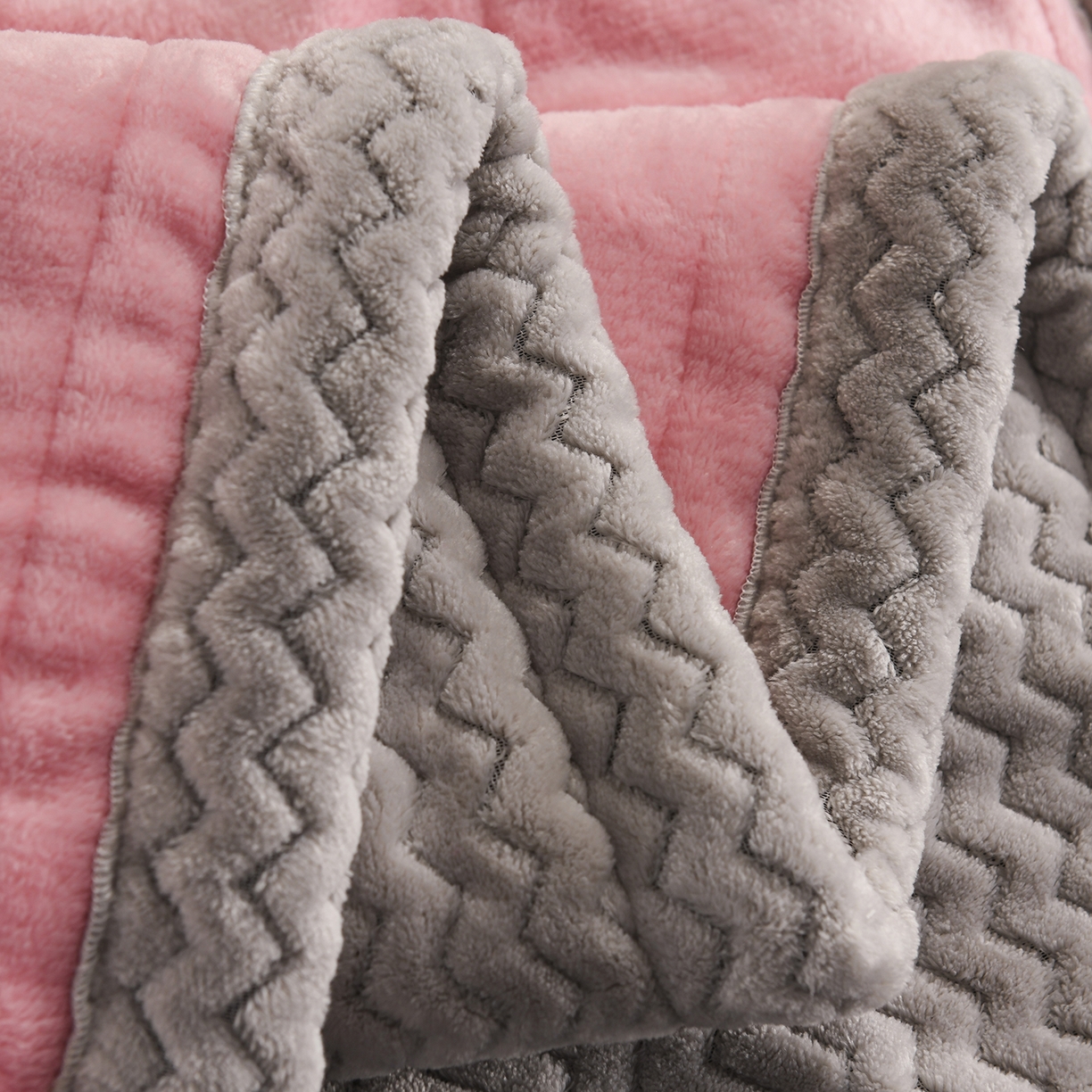 91家纺网 家纺一手货源 找家纺 印季家纺 2025秋冬新款三层夹棉加厚复合贝贝绒毛毯毯子多功能盖毯 粉+灰