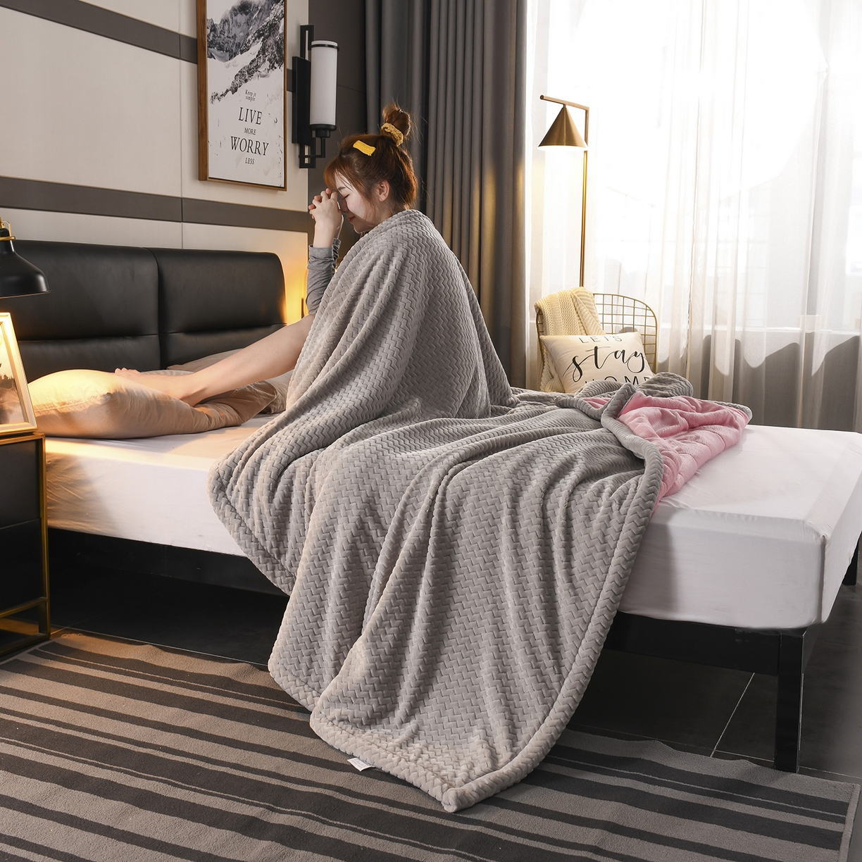 91家纺网 家纺一手货源 找家纺 印季家纺 2025秋冬新款三层夹棉加厚复合贝贝绒毛毯毯子多功能盖毯 粉+灰