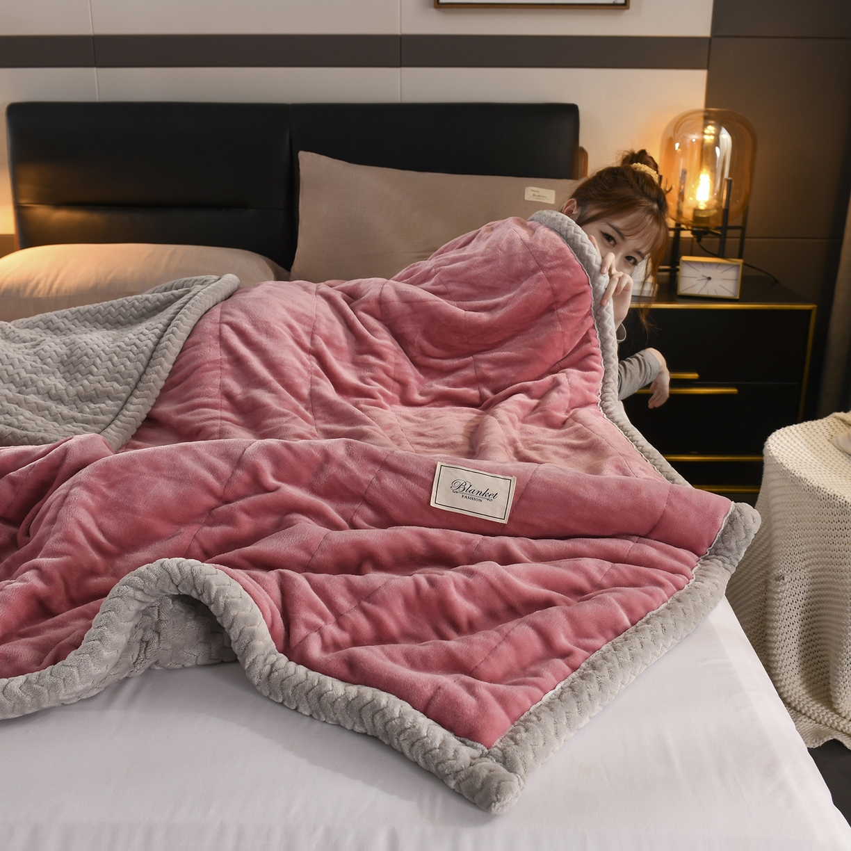 91家纺网 家纺一手货源 找家纺 印季家纺 2025秋冬新款三层夹棉加厚复合贝贝绒毛毯毯子多功能盖毯 豆沙+灰