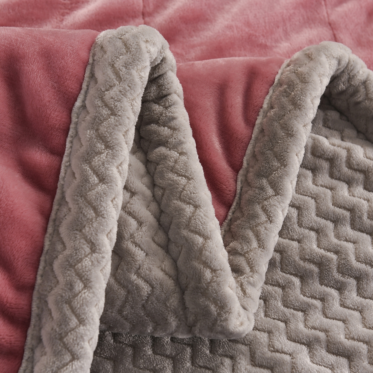 91家纺网 家纺一手货源 找家纺 印季家纺 2025秋冬新款三层夹棉加厚复合贝贝绒毛毯毯子多功能盖毯 豆沙+灰