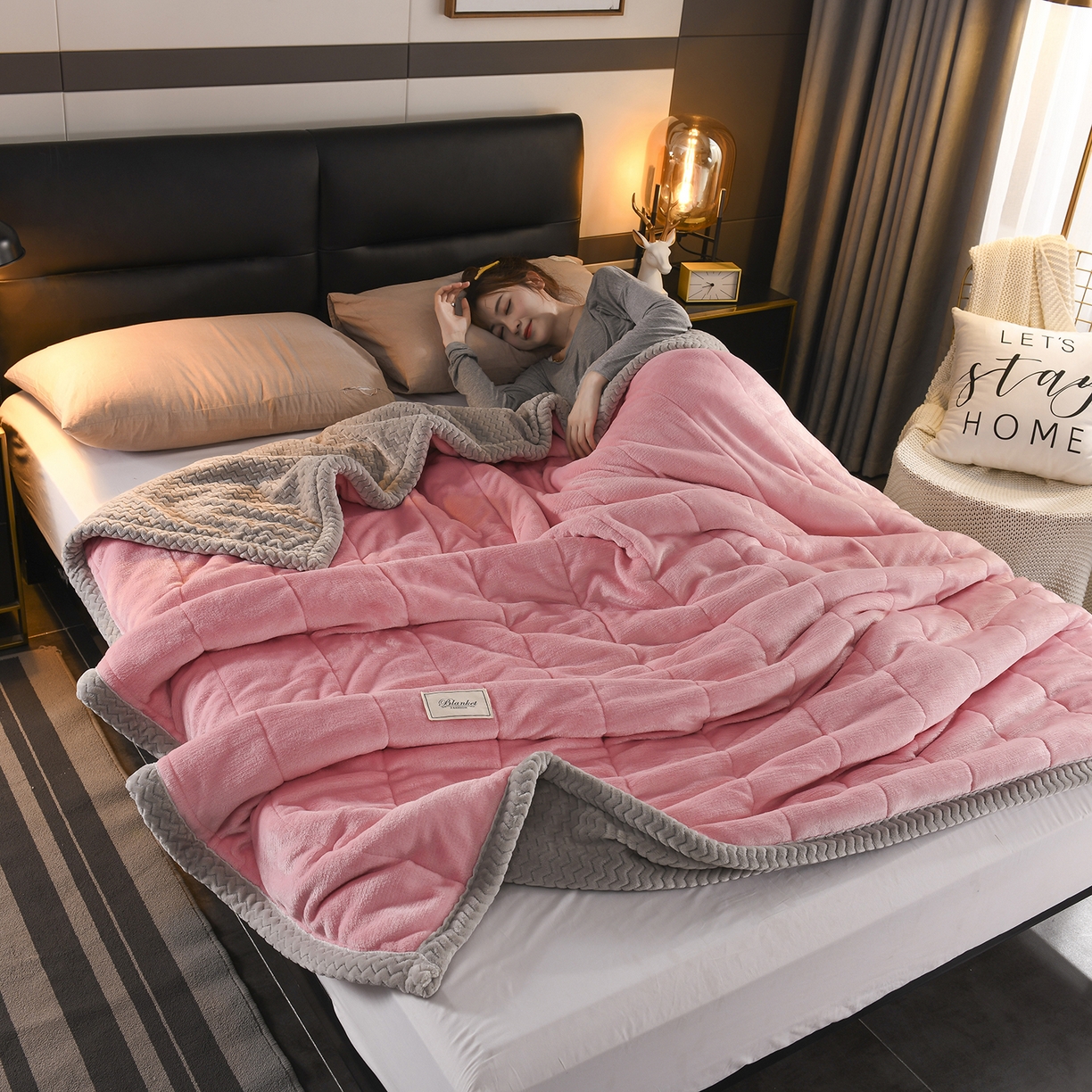 91家纺网 家纺一手货源 找家纺 印季家纺 2025秋冬新款三层夹棉加厚复合贝贝绒毛毯毯子多功能盖毯 粉+灰