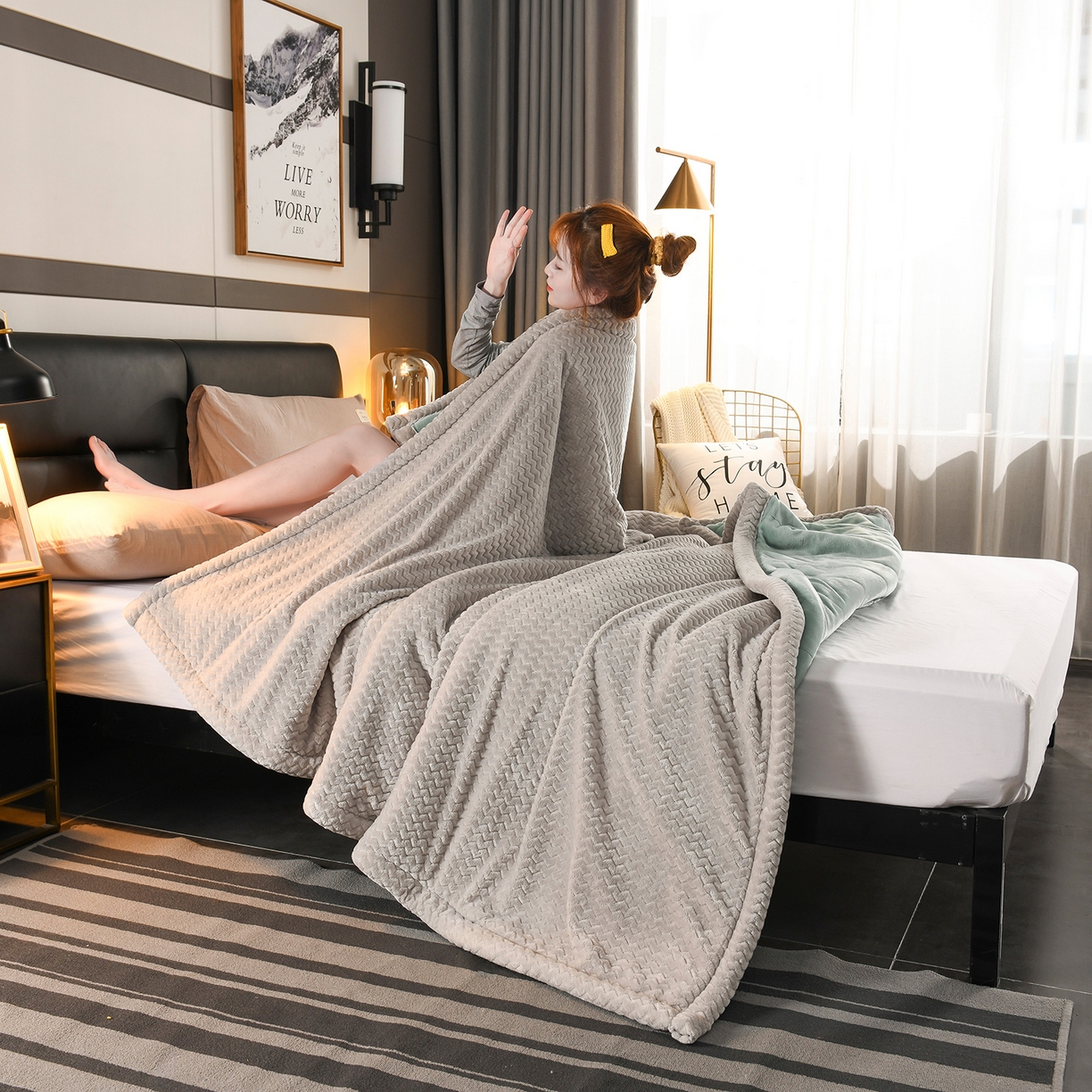 91家纺网 家纺一手货源 找家纺 印季家纺 2025秋冬新款三层夹棉加厚复合贝贝绒毛毯毯子多功能盖毯 墨绿+灰